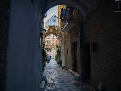 Da Largo Annunziata raggiungiamo Corte Capretti e giriamo a sinistra per entrare in strada Vanese...  